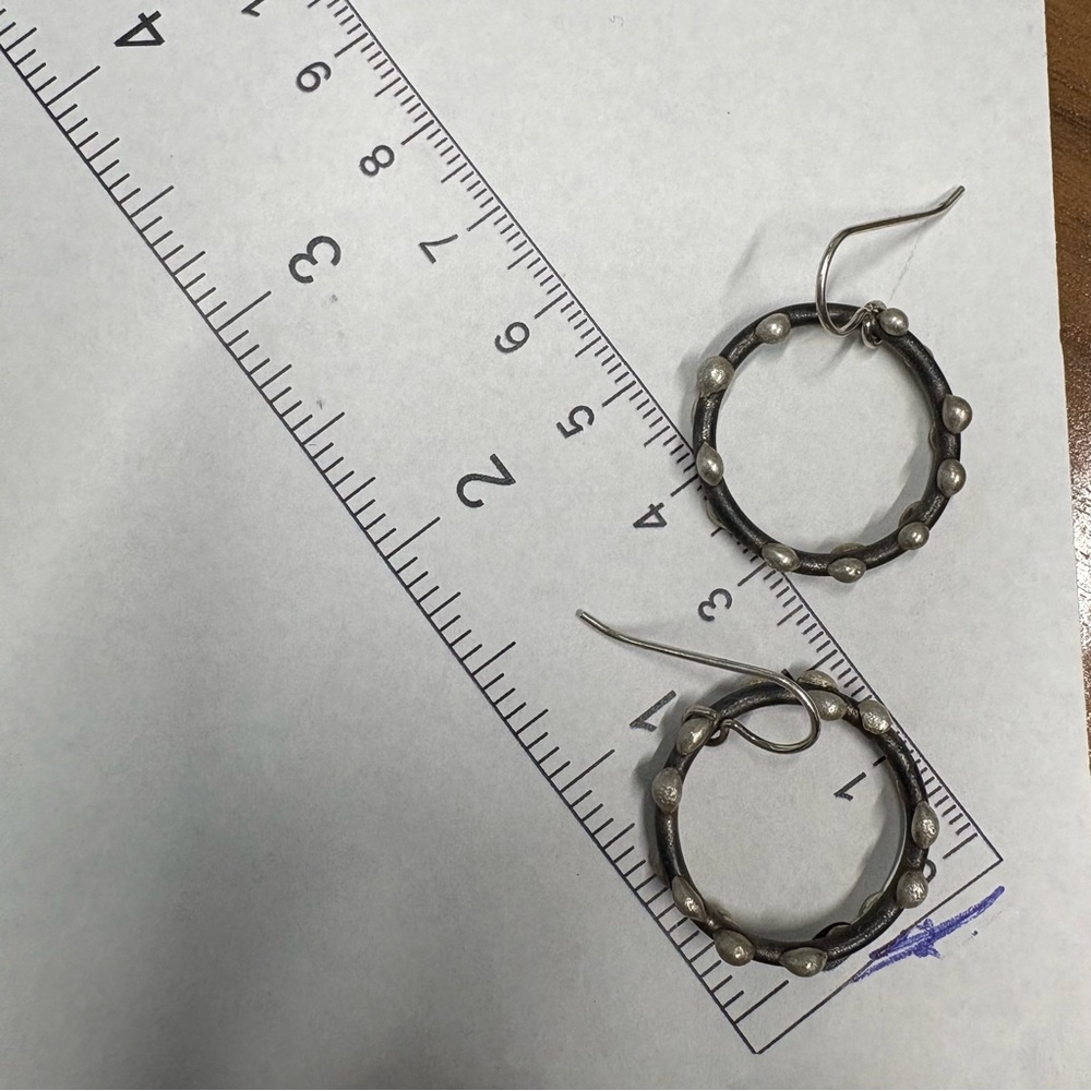 Medium circle on steel earrings Megan Auma - Picture 4 of 4